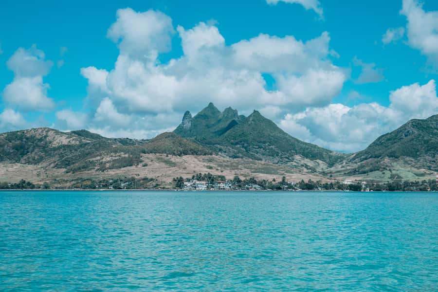Trou D'Eau Douce: 5 island tour Mauritius with lunch/drinks - Île aux Phares has two very different sides