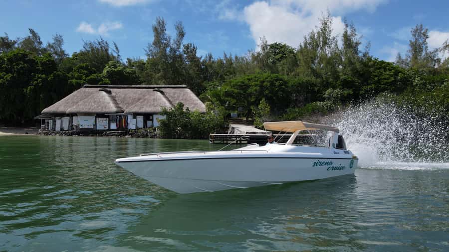 Trou d'Eau Douce: 5 Islands Tour with Snorkeling and BBQ - Why this five-hour boat trip works