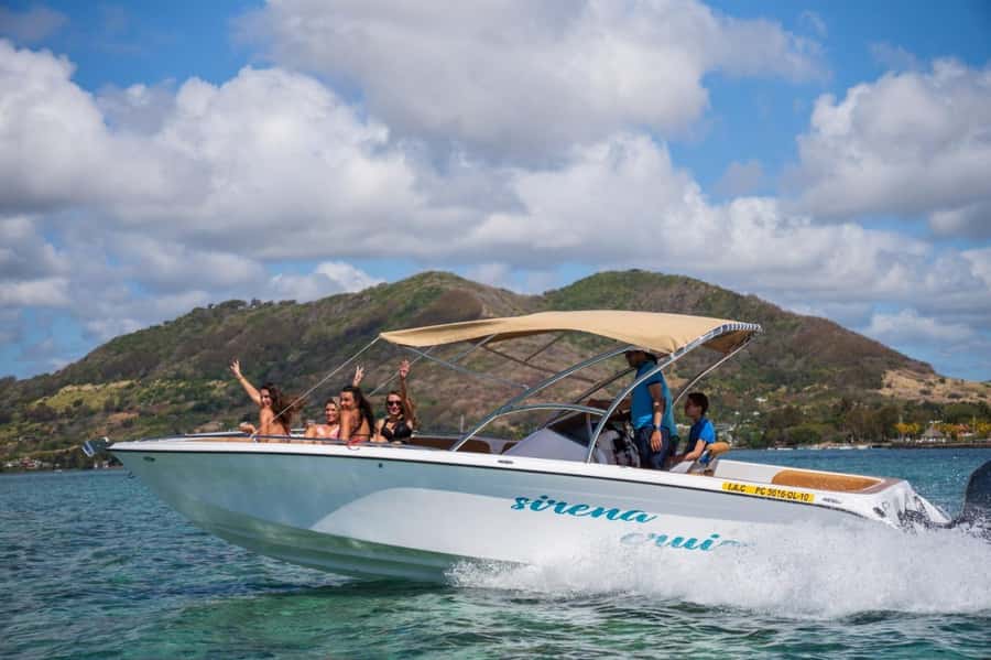 Trou d'Eau Douce: 5 Islands Tour with Snorkeling and BBQ - Phare Island and Île de la Passe from the water