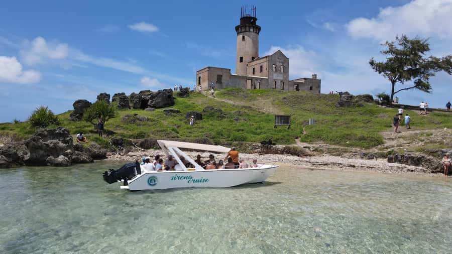 Trou d'Eau Douce: 5 Islands Tour with Snorkeling and BBQ - What the guides add to the day