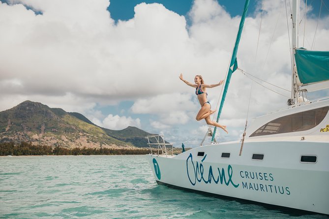 WEST Shared Cruise : OCÉANE Full Day Catamaran Ile aux Bénitiers - Crystal Rock, a postcard stop with little spare time