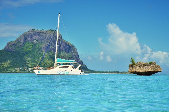 WEST Shared Cruise : OCÉANE Full Day Catamaran Ile aux Bénitiers - Barbecue lunch, drinks, and the social side of the cruise